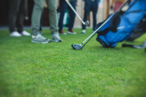 Groupe Golfeurs Pratiquant Formant Oscillation Golf Sur Pratique Champ Conduite — Photo