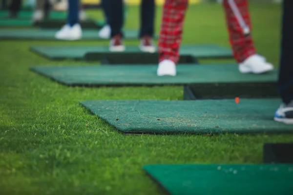 Gruppo Golfisti Che Praticano Addestrano Oscillazione Golf Sulla Pratica Campo — Foto Stock