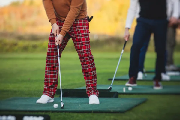 Grupo Golfistas Praticando Treinando Swing Golfe Prática Condução Gama Homens — Fotografia de Stock