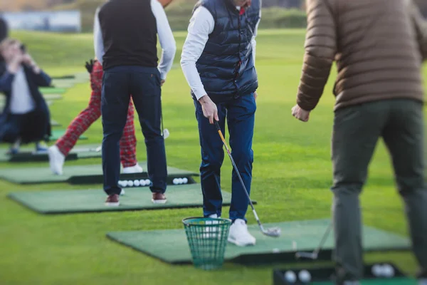 ゴルフ練習や練習の練習のゴルフスイングのグループ練習 ゴルフコースで遊ぶ男性 ゴルフ複合リゾートでのゴルフボール 夏の日当たりの良いDa — ストック写真
