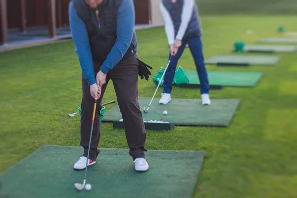 Grupo Golfistas Practicando Entrenando Swing Golf Práctica Campo Prácticas Hombres —  Fotos de Stock