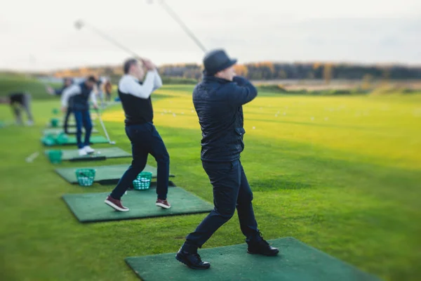 Csoport Golfozók Gyakorló Képzés Golf Swing Driving Range Gyakorlat Férfiak — Stock Fotó