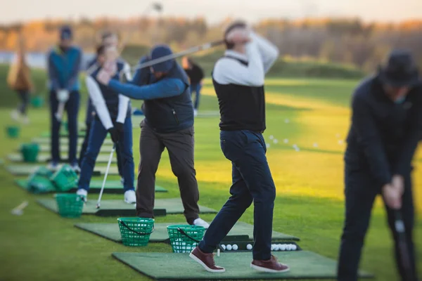 Grupo Golfistas Practicando Entrenando Swing Golf Práctica Campo Prácticas Hombres — Foto de Stock