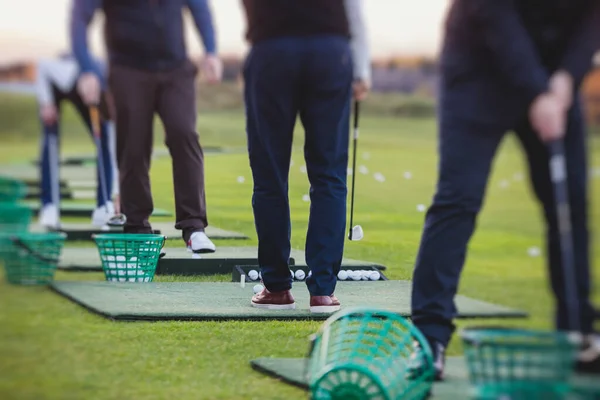 Grupo Golfistas Practicando Entrenando Swing Golf Práctica Campo Prácticas Hombres — Foto de Stock