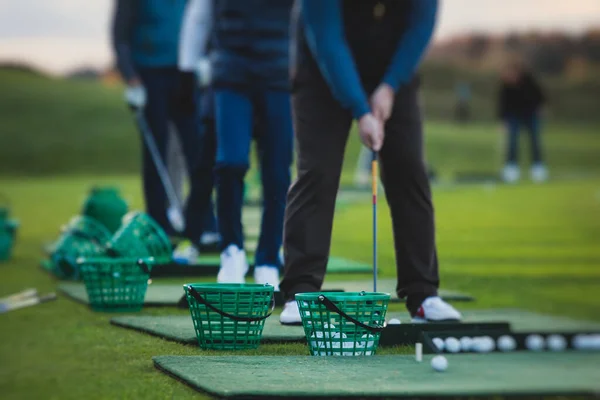 Grupo Golfistas Practicando Entrenando Swing Golf Práctica Campo Prácticas Hombres — Foto de Stock