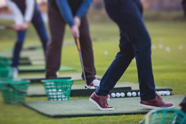 Grupo Golfistas Practicando Entrenando Swing Golf Práctica Campo Prácticas Hombres — Foto de Stock