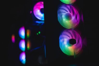 rgb öncü ışıkları olan Gaming PC görüntüsü, güçlü üst düzey kişisel bilgisayar, donanım bileşenleri ile birleştirilmiş, evde veya siber spor kulübünde