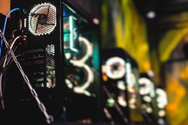 rgb öncü ışıkları olan Gaming PC görüntüsü, güçlü üst düzey kişisel bilgisayar, donanım bileşenleri ile birleştirilmiş, evde veya siber spor kulübünde