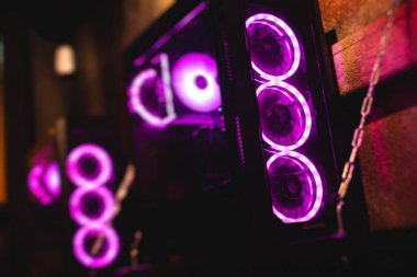 rgb öncü ışıkları olan Gaming PC görüntüsü, güçlü üst düzey kişisel bilgisayar, donanım bileşenleri ile birleştirilmiş, evde veya siber spor kulübünde