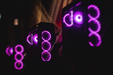 rgb öncü ışıkları olan Gaming PC görüntüsü, güçlü üst düzey kişisel bilgisayar, donanım bileşenleri ile birleştirilmiş, evde veya siber spor kulübünde