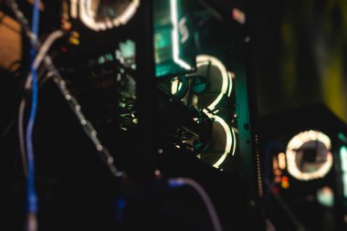 rgb öncü ışıkları olan Gaming PC görüntüsü, güçlü üst düzey kişisel bilgisayar, donanım bileşenleri ile birleştirilmiş, evde veya siber spor kulübünde