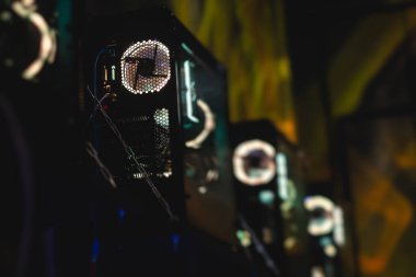 rgb öncü ışıkları olan Gaming PC görüntüsü, güçlü üst düzey kişisel bilgisayar, donanım bileşenleri ile birleştirilmiş, evde veya siber spor kulübünde