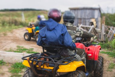 ATV aracını off road yolunda süren bir grup sürücü, ATV aracını sürme süreci, tüm arazi motorlu aracı, off-road yarışması sırasında, mu mu 'yu geçerken,