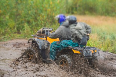 ATV aracını off road yolunda süren bir grup sürücü, ATV aracını sürme süreci, tüm arazi motorlu aracı, off-road yarışması sırasında, mu mu 'yu geçerken,