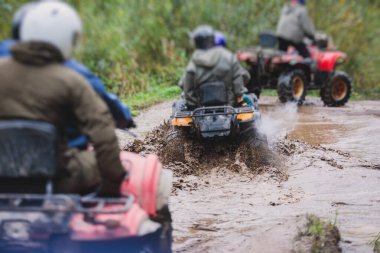 ATV aracını off road yolunda süren bir grup sürücü, ATV aracını sürme süreci, tüm arazi motorlu aracı, off-road yarışması sırasında, mu mu 'yu geçerken,