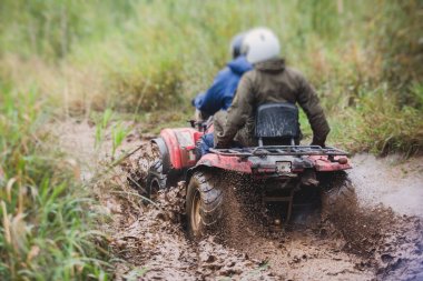 ATV aracını off road yolunda süren bir grup sürücü, ATV aracını sürme süreci, tüm arazi motorlu aracı, off-road yarışması sırasında, mu mu 'yu geçerken,