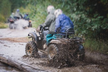 ATV aracını off road yolunda süren bir grup sürücü, ATV aracını sürme süreci, tüm arazi motorlu aracı, off-road yarışması sırasında, mu mu 'yu geçerken,