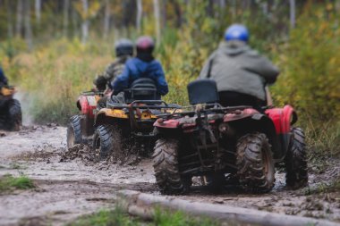 ATV aracını off road yolunda süren bir grup sürücü, ATV aracını sürme süreci, tüm arazi motorlu aracı, off-road yarışması sırasında, mu mu 'yu geçerken,