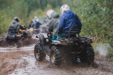 ATV aracını off road yolunda süren bir grup sürücü, ATV aracını sürme süreci, tüm arazi motorlu aracı, off-road yarışması sırasında, mu mu 'yu geçerken,