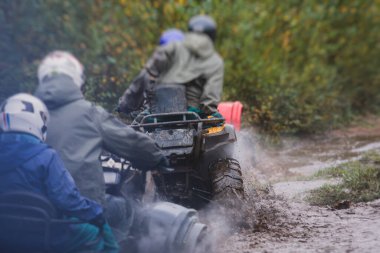 ATV aracını off road yolunda süren bir grup sürücü, ATV aracını sürme süreci, tüm arazi motorlu aracı, off-road yarışması sırasında, mu mu 'yu geçerken,