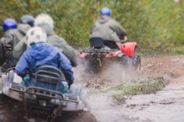 ATV aracını off road yolunda süren bir grup sürücü, ATV aracını sürme süreci, tüm arazi motorlu aracı, off-road yarışması sırasında, mu mu 'yu geçerken,