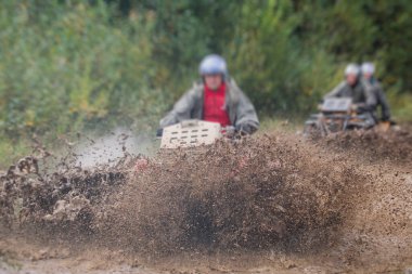 ATV aracını off road yolunda süren bir grup sürücü, ATV aracını sürme süreci, tüm arazi motorlu aracı, off-road yarışması sırasında, mu mu 'yu geçerken,