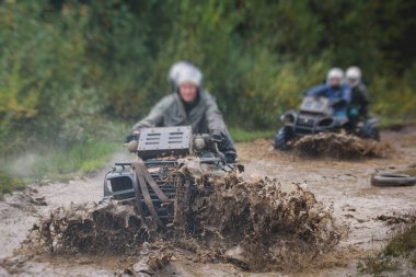 ATV aracını off road yolunda süren bir grup sürücü, ATV aracını sürme süreci, tüm arazi motorlu aracı, off-road yarışması sırasında, mu mu 'yu geçerken,
