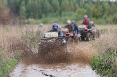 ATV aracını off road yolunda süren bir grup sürücü, ATV aracını sürme süreci, tüm arazi motorlu aracı, off-road yarışması sırasında, mu mu 'yu geçerken,