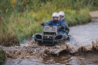 ATV aracını off road yolunda süren bir grup sürücü, ATV aracını sürme süreci, tüm arazi motorlu aracı, off-road yarışması sırasında, mu mu 'yu geçerken,