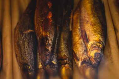 Rusya 'nın Kaliningrad Oblastı' nda balık pazarında değişik türde soğuk sıcak füme balık satılıyor.