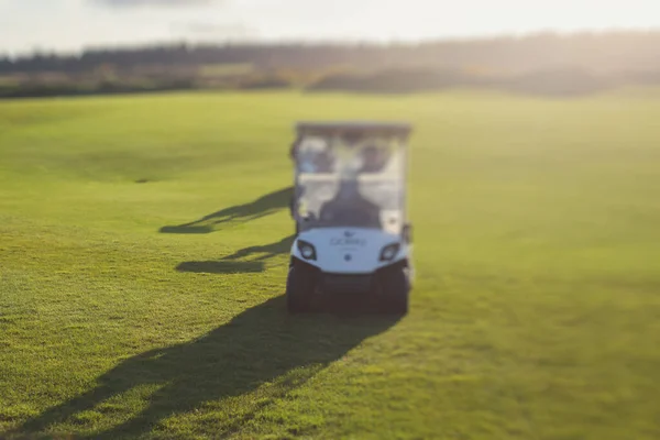 Golf Elektromos Autók Lovaglás Golfpályán Nap Golfkocsik Vezetni Golfozók Resort — Stock Fotó