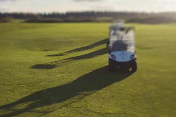 Golf Elektromos Autók Lovaglás Golfpályán Nap Golfkocsik Vezetni Golfozók Resort — Stock Fotó