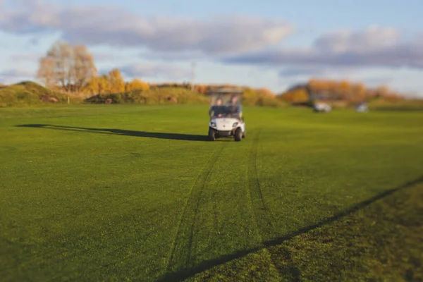 Golf Elektromos Autók Lovaglás Golfpályán Nap Golfkocsik Vezetni Golfozók Resort — Stock Fotó