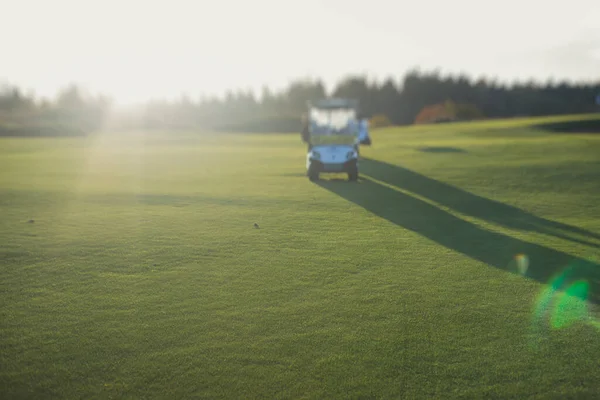 Golf Elektromos Autók Lovaglás Golfpályán Nap Golfkocsik Vezetni Golfozók Resort — Stock Fotó