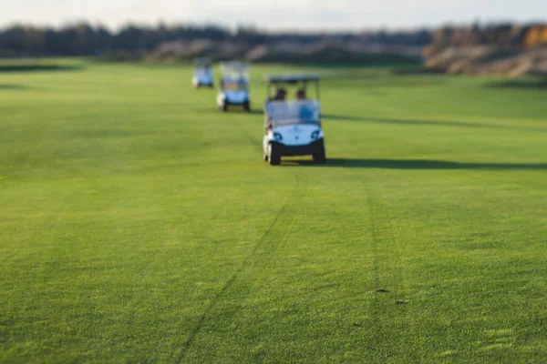 Golf Elektromos Autók Lovaglás Golfpályán Nap Golfkocsik Vezetni Golfozók Resort — Stock Fotó