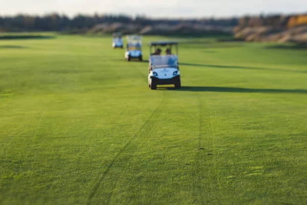 Golf Elektromos Autók Lovaglás Golfpályán Nap Golfkocsik Vezetni Golfozók Resort — Stock Fotó