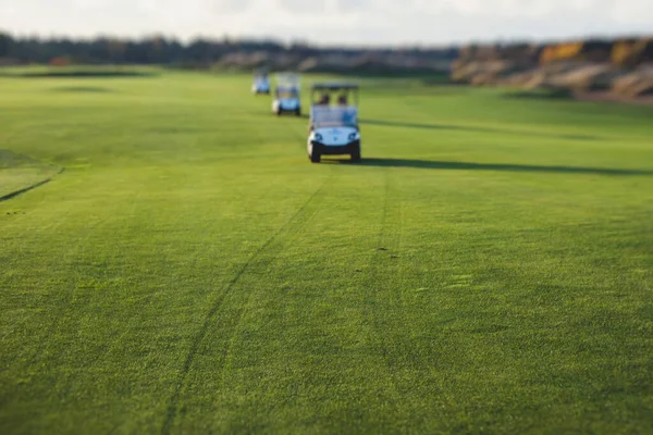 Golf Elektromos Autók Lovaglás Golfpályán Nap Golfkocsik Vezetni Golfozók Resort — Stock Fotó