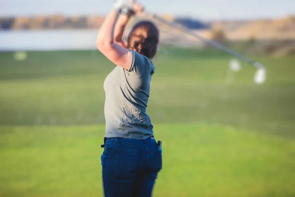Kvinnlig Golfare Flicka Spelare Öva Och Träna Golf Swing Driving — Stockfoto