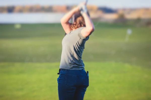 Žena Golfista Dívka Hráč Cvičit Trénink Golfový Švih Driving Range — Stock fotografie