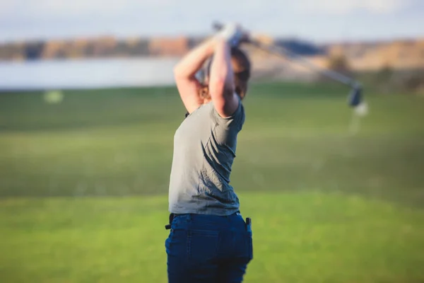 Női Golfozó Lány Játékos Gyakorló Képzés Golf Swing Driving Range — Stock Fotó
