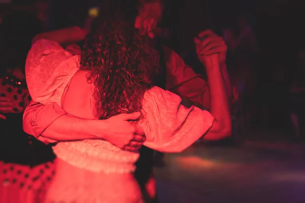 Пара Жінки Червоних Спідницях Сукнях Танцюють Традиційні Циганські Танці Бальному — стокове фото