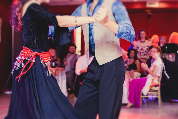 Пары Женщины Одетые Красные Юбки Танцующие Традиционные Цыганские Танцы Клубе — стоковое фото