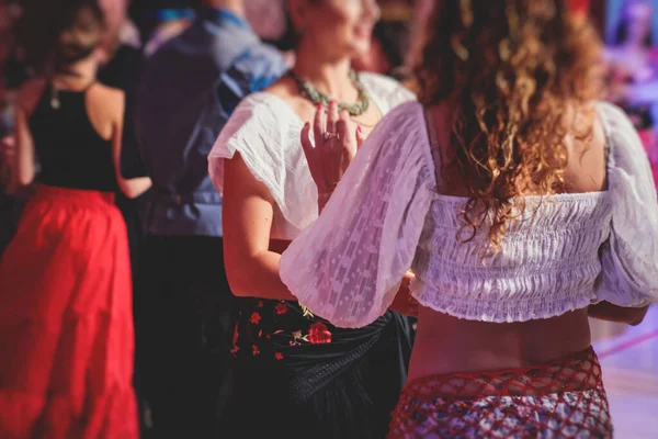 Пара Жінки Червоних Спідницях Сукнях Танцюють Традиційні Циганські Танці Бальному — стокове фото