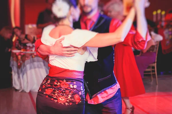 Parejas Mujeres Con Faldas Rojas Vestido Bailando Danza Tradicional Gitana — Foto de Stock