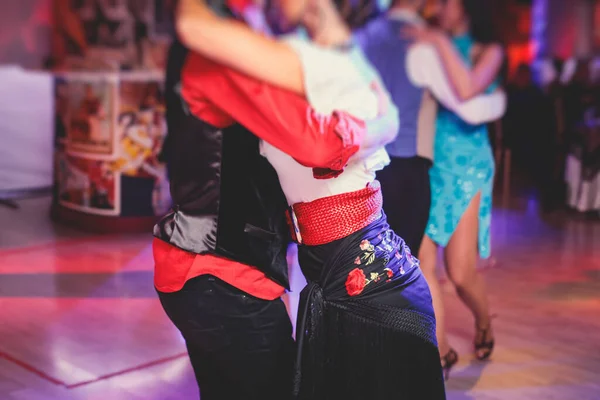 在舞厅俱乐部里 情侣和女人穿着红裙 跳吉普赛传统舞 — 图库照片
