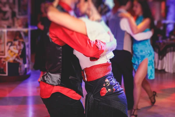 在舞厅俱乐部里 情侣和女人穿着红裙 跳吉普赛传统舞 — 图库照片