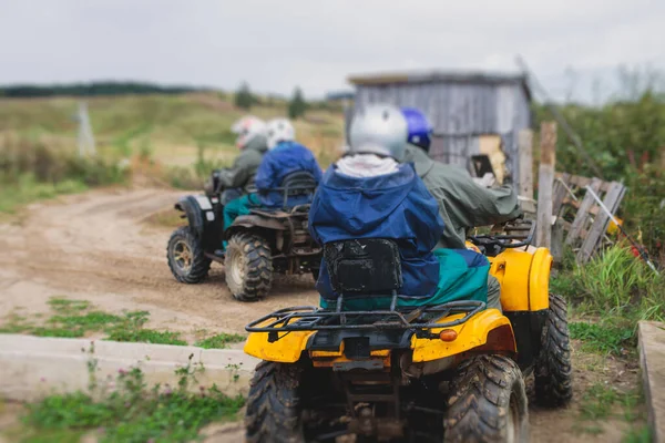 Skupina Jezdců Atv Vozidla Road Trať Proces Jízdy Atv Vozidla — Stock fotografie