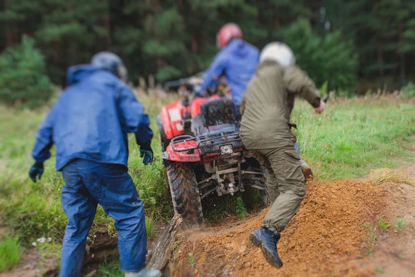 Grupo Pilotos Montando Veículo Atv Road Track Processo Condução Veículo — Fotografia de Stock