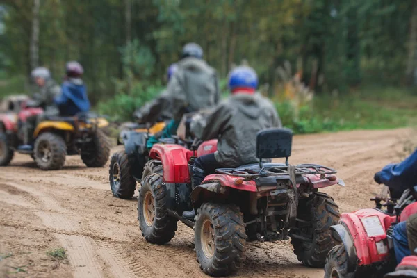 オフロードトラック Atv車両の運転のプロセス上の車に乗るライダーのグループは すべての地形クワッドバイク車は オフロード競争中に ムーを横断 — ストック写真