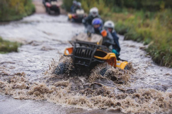 オフロードトラック Atv車両の運転のプロセス上の車に乗るライダーのグループは すべての地形クワッドバイク車は オフロード競争中に ムーを横断 — ストック写真